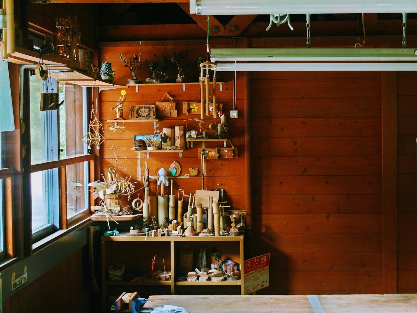 Artigianato in legno fatto a mano esposto in un laboratorio rustico.